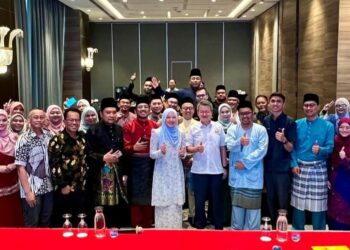 LIEW CHIN TONG (tengah) bergambar dengan pekerja dan orang ramai yang menghadiri Majlis Rumah Terbuka Aidilfitri annjuran SIRIM di Iskandar Puteri, Johor Bahru.