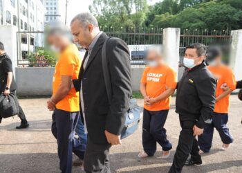 SEORANG ketua pegawai eksekutif syarikat pembekalan air (kiri) dan seorang pemilik syarikat (kanan) dikenakan perintah tahanan reman selama tiga hari oleh Mahkamah Sesyen Johor Bahru bagi membantu siasatan kes rasuah berjumlah RM3.3 juta.