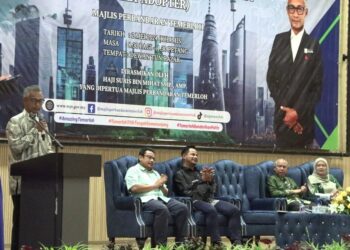 SURIS Mihat (kiri) berucap pada majlis perasmian sesi libat urus 'Early Adopter' Bandar Pintar di Dewan Tun Razak di Temerloh, Pahang. - FOTO/SALEHUDIN MAT RASAD