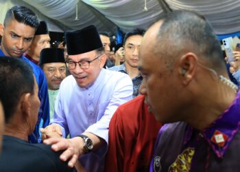 ANWAR Ibrahim (tengah) beramah mesra dengan tetamu yang hadir ke sambutan Aidilfitri Peringkat Kelantan di Pusat Transformasi Luar Bandar (RTC) Tunjong, Kota Bharu, Kelantan hari ini-UTUSAN/KAMARUL BISMI KAMARUZAMAN