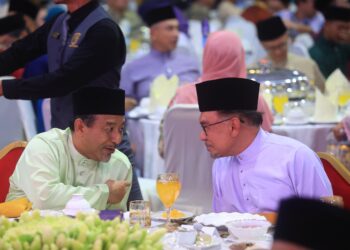 ANWAR Ibrahim (kanan) berbual mesra dengan Mohd. Nassuruddin Daud semasa Majlis Sambutan Aidilfitri Raya Madani 2024 di Pusat Transformasi Luar Bandar (RTC) Tunjong, Kota Bharu, Kelantan sebentar tadi-UTUSAN/KAMARUL BISMI KAMARUZAMAN.