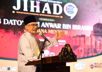 ANWAR Ibrahim berucap sewaktu Program Perkampungan Sunnah Siri Ke-9 di Masjid Alwi, Kangar, Perlis hari ini. -UTUSAN/IZLIZAN OTHMAN