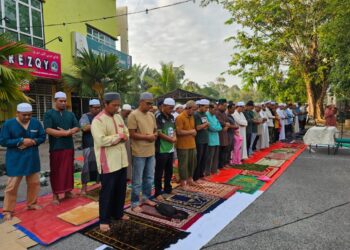 SEBAHAGIAN daripada penduduk yang menunaikan solat istisqa' untuk memohon hujan di pekarangan Pusat Khidmat Masyarakat Batu Rakit di Kampung Bukit Cempaka, Kuala Nerus, hari ini.