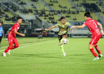 PEMAIN TFC, Muhammad Safawi Rasid (tengah) dikawal ketat dua pemain KDN dalam aksi pra-musim di Stadium Sultan Mizan Zainal Abidin, Kuala Nerus, malam ini. - UTUSAN/PUQTRA HAIRRY ROSLI