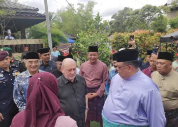 SULTAN Ibrahim diiringi Mohd. Ali Mohd. Rustam disambut Ab. Rauf Yusoh ketika keberangkatan tiba Seri Paduka di Majlis Rumah Terbuka Aidilfitri Ketua Menteri Melaka di Villa D’Acqua, Masjid Tanah, Melaka. - UTUSAN/HADI AB. MANAP