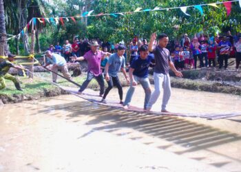 EMPAT peserta menyertai pertandingan jambatan goyang pada program Jom Ngoca Raya Kuala Sungga, Alor Gajah, Melaka. - UTUSAN/AMRAN MULUP