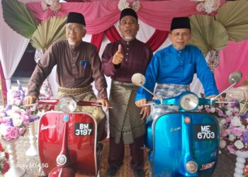 RAZAK Daud (kanan) menaiki motosikal vespa klasik sempena jamuan hari raya Aidilfitri di Jengka, Pahang. - UTUSAN/SALEHUDIN MAT RASAD