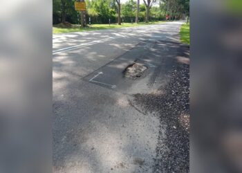 LUBANG pada jalan dipercayai dilanggar mangsa di Jalan Gapam-Bemban, Jasin, Melaka.