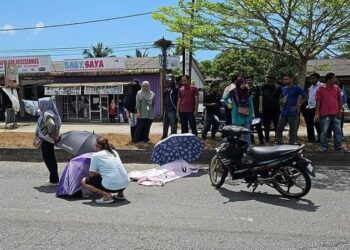 KEADAAN mayat Che Roslan Ab. Manan dan isterinya, Siti Aishah Abu Bakar selepas motosikal dinaiki mereka dirempuh sebuah kenderaan pacuan empat roda di KM 13.5, Jalan Kuala Terengganu - Kuala Berang, Bukit Payong, Marang, hari ini.