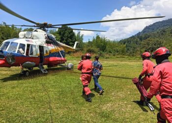 UNIT Udara JBPM melaksanakan penerbangan ihsan membawa kanak-kanak orang Asli untuk ke Hospital Gua Musang di Gua Musang, Kelantan, semalam.-UTUSAN/IHSAN JBPM