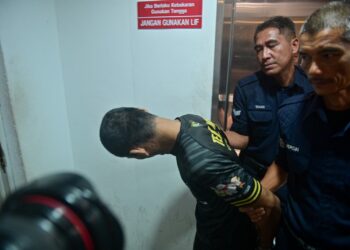 PEMILIK kedai makan yang dijatuhi hukuman penjara 36 tahun selepas mengaku bersalah merogol anak saudaranya dibawa keluar dari Mahkamah Sesyen Kuala Terengganu, hari ini. - UTUSAN/PUQTRA HAIRRY ROSLI