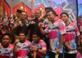 AHMAD Samsuri Mokhtar (kiri) bergambar  bersama atlet selepas Perhimpunan Kontinjen Sukma Terengganu Sempena 100 Hari Menjelang Sukma Sarawak XXI 2024 di Kuala Terengganu, hari ini. - UTUSAN/PUQTRA HAIRRY ROSLI