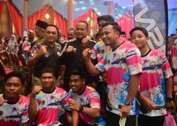 AHMAD Samsuri Mokhtar (kiri) bergambar  bersama atlet selepas Perhimpunan Kontinjen Sukma Terengganu Sempena 100 Hari Menjelang Sukma Sarawak XXI 2024 di Kuala Terengganu, hari ini. - UTUSAN/PUQTRA HAIRRY ROSLI