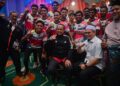AHMAD Samsuri Mokhtar (tengah) bergambar bersama atlet selepas Perhimpunan Kontinjen Sukma Terengganu Sempena 100 Hari Menjelang Sukma Sarawak XXI 2024 di Kuala Terengganu, hari ini. - UTUSAN/PUQTRA HAIRRY ROSLI