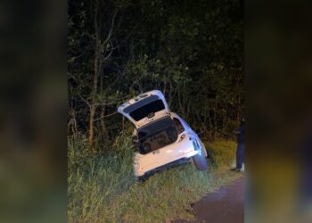 KERETA Perodua Myvi yang terbabas ke dalam sungai di Paya Lebar, Masjid Tanah, Melaka.