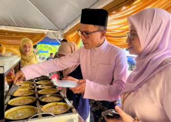 MOHD. Azizi Abu Naim (dua kanan) meraikan tetamu yang hadir ke rumah terbukanya di Taman Wangi, Gua Musang, Kelantan.UTUSAN/AIMUNI TUAN LAH.