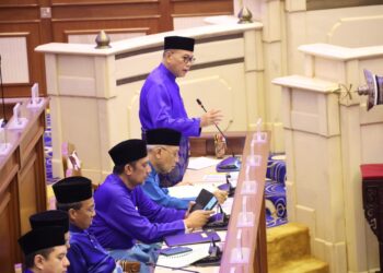 WAN ROSDY Wan Ismail ketika menjawab soalan dikemukakan dalam sesi pertanyaan lisan Mesyuarat Pertama Penggal Ketiga Dewan Undangan Negeri (DUN) Pahang ke-15 di Wisma Sri Pahang di Kuantan, Pahang.