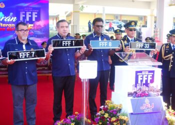 ANTHONY Loke Siew Fook menunjukkan NPI siri FFF yang dilancarkan sempena Sambutan Ulang Tahun Hari JPJ Ke-78 di Akademi Pengangkutan Jalan, Ayer Molek, Melaka. - UTUSAN/AMRAN MULUP