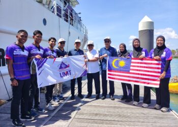 MUSTAPHA Sakmud (lima dari kanan) bersama pasukan  pelayaran UMT yang akan mewakili Malaysia ke Kejohanan FISU World University Championship di Itali pada Jun depan. - UTUSAN/KAMALIZA KAMARUDDIN