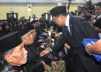 MOHAMED KHALED Nordin menyematkan Pingat Jasa Malaysia kepada salah seorang anggota veteran ATM  pada Majlis Penganugerahan Pingat Jasa Malaysia (PJM) di Dewan Serbaguna Pulai Utama, Johor Bahru.