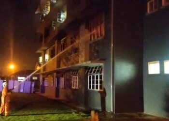ANGGOTA bomba memadam kebakaran di asrama Sekolah Menengah Sains Hulu Terengganu, Kuala Berang, Hulu Terengganu, hari ini.