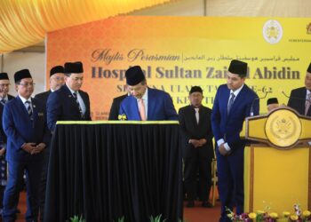SULTAN Mizan Zainal Abidin (tengah) berkenan merasmikan Hospital Sultan Zainal Abidin di Kuala Nerus, hari ini. - UTUSAN/PUQTRA HAIRYY ROSLI