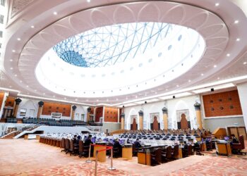 SIDANG DUN Johor di Kota Iskandar di sini terhenti seketika ekoran gangguan bekalan elektrik dan sistem audio.