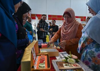 DR. KASEMANI Embong (dua, kanan) melihat pameran ubat-ubatan selepas merasmikan Program Gerak Gempur Cakna Ubat di Wakaf Tapai, Marang, hari ini.