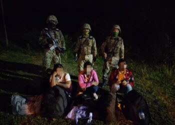 TIGA PATI yang menceroboh masuk ke negara ini ditahan anggota Tentera Darat semasa menyeberangi Sungai Golok di Pasir Mas, Kelantan.