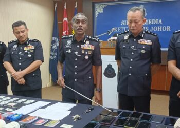 M. KUMAR (tengah) menunjukkan barang yang dirampas daripada sindiket pemerdagangan manusia, Geng Bala dalam sidang akhbar di IPK Johor, Johor Bahru.