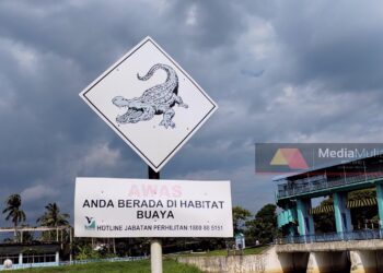 PAPAN tanda amaran buaya berhampiran Sungai Malim, Kampung Tengah, Melaka. - UTUSAN/AMRAN MULUP
