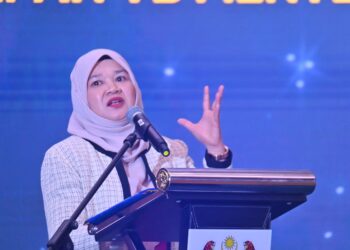FADHLINA Sidek ketika berucap pada Majlis Anugerah Hari Guru 2024 di Pusat Konvensyen Antarabangsa Sultan Ahmad Shah (SASICC) di Kuantan, Pahang. - FOTO/SHAIKH AHMAD RAZIF