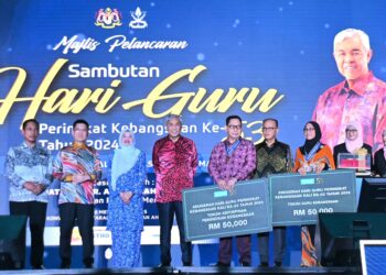 AHMAD ZAHID Hamidi (empat dari kiri) bergambar bersama penerima Anugerah Tokoh Guru Kebangsaan dan Tokoh Kepimpinan Pendidikan Kebangsaan pada Sambutan Hari Guru Peringkat Kebangsaan Ke-53 Tahun 2024 di Pusat Konvensyen Antarabangsa Sultan Ahmad Shah (SASICC) di Kuantan, Pahang. - FOTO/SHAIKH AHMAD RAZIF