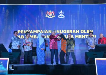 AHMAD ZAHID Hamidi (empat dari kiri) menyampaikan anugerah Tokoh Guru Kebangsaan 2024 kepada Masariah Mispari pada Sambutan Hari Guru Peringkat Kebangsaan Ke-53 Tahun 2024 di Pusat Konvensyen Antarabangsa Sultan Ahmad Shah (SASICC) di Kuantan, Pahang. - FOTO/SHAIKH AHMAD RAZIF