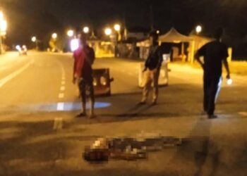 KEADAAN mayat seorang lelaki yang maut dilanggar sebuah kereta di Kilometer 20, Jalan Kuala Terengganu - Kuantan dekat Kampung Rhu Muda, Marang, hari ini.
