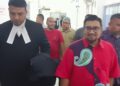 BADRUL HISHAM Shaharin  (kanan) dan Muhammad Rafique Rashid Ali keluar dari Mahkamah Tinggi Johor Bahru.