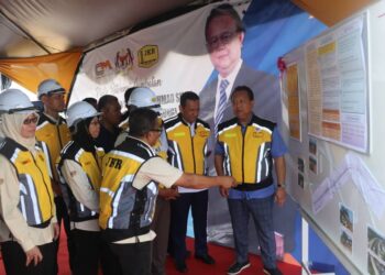 ALEXANDER NANTA Linggi (kanan) sedang mendengar taklimat daripada jurutera daerah semasa turun padang meninjau kemajuan projek jambatan Temerloh kedua di Temerloh, Pahang. - FOTO/SALEHUDIN MAT RASAD