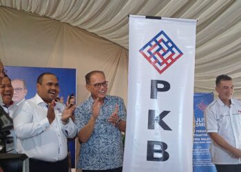 WAN ROSDY Wan Ismail (tengah) ketika menyempurnakan majlis perasmian Pejabat PKBM Pahang, di Permatang Permai, Kuantan, Pahang.