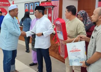 JALALUDDIN Alias menyampaikan sumbangan kepada penerima pada Majlis Penyerahan Titipan Kasih Jemaah Haji dan Bantuan Persekolahan Yayasan Pelajaran MARA (YPM) di Simpang Pertang, Jelebu.