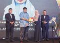 AB. RAUF Yusoh menyampaikan anugerah kepada seorang penerima pada Majlis Apresiasi dan Penyampaian APC Zakat Melaka di sebuah hotel di Banda Hilir, Melaka.