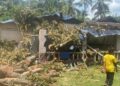 KEADAAN sebuah rumah yang dihempap sebatang pokok durian dalam kejadian yang berlaku di Kampung Geylang, Simpang Pertang, Jelebu hari ini.