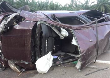 KEADAAN Perodua Alza dinaiki enam penuntut UMT yang terlibat dalam kemalangan di Kilometer 312.4, LPT2, berhampiran Kijal, Kemaman, semalam.