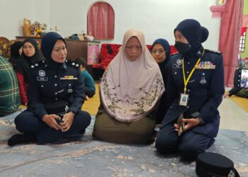 AINI Mohd. Shariff (tengah) kelihatan sugul ketika menerima kunjungan pegawai polis dari Ibu Pejabat Polis Kontinjen (IPK) Pahang di kediamannya di Taman Seri Mahkota Jaya di Kuantan, Pahang.