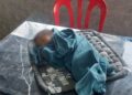 KEADAAN bayi lelaki yang ditemukan di sebuah kedai ayam di Jabur Kubur, Jalan Air Putih, Kemaman, hari ini. - UTUSAN/NIK NUR IZZATUL HAZWANI NIK ADNAN