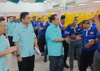 AHMAD Maslan (tengah) bersalam dengan para pelatih pada Majlis Perasmian Pusat Perdigitalan Kompetensi Kemahiran Pembinaan di Akademi Binaan Malaysia (ABM) Wilayah Selatan di Johor Bahru.
