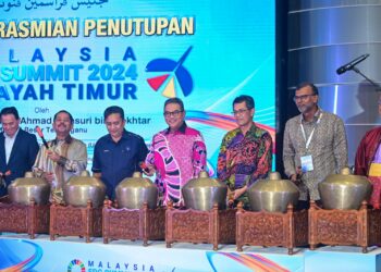 TENGKU Farouk Hussin Tengku Abdul Jalil (tengah) merasmikan Majlis Penutup Sidang Kemuncak SDG Malaysia 2024: Wilayah Timur di UniSZA, Kuala Nerus, hari ini. - UTUSAN/PUQTRA HAIRRY ROSLI