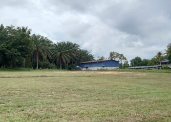 LIANG lahad yang disediakan (khemah biru) dipercayai bagi pengebumian jenazah suspek serangan Balai Polis Ulu Tiram ditempatkan jauh dari kubur lain.