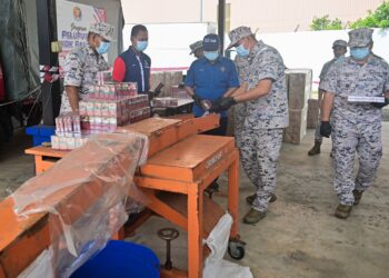 MOHD. Khairulanuar Abd Majid (dua, kanan) bersama pegawainya membuat perlupusan rokok pada Program Perlupusan Rokok Rampasan di Kuala Terengganu, hari ini. -  UTUSAN/PUQTRA HAIRRY ROSLI