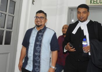BADRUL HISHAM Shaharin (kiri) keluar dari Mahkamah Tinggi Johor Bahru selepas dikenakan perintah larangan bersuara  daripada mengeluarkan sebarang kenyataan atau komen berkaitan kasino di Forest City, Iskandar Puteri.