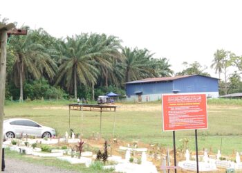 VAN yang dipercayai membawa jenazah suspek yang menyerang Balai Polis Ulu Tiram memasuki kawasan Pusara Islam Kampung Sungai Tiram untuk dikebumikan.